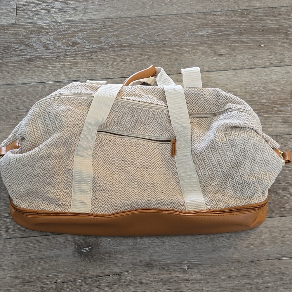 DSW weekender travel tote with bottom storage / shoe compartment